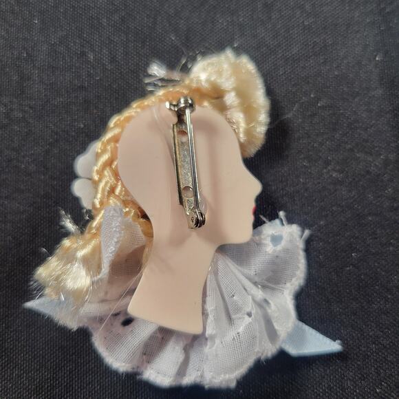 Glamour Lady Head Brooch Face With White Lace and Blue Ribbon 1980's Gift Box - Picture 5 of 7